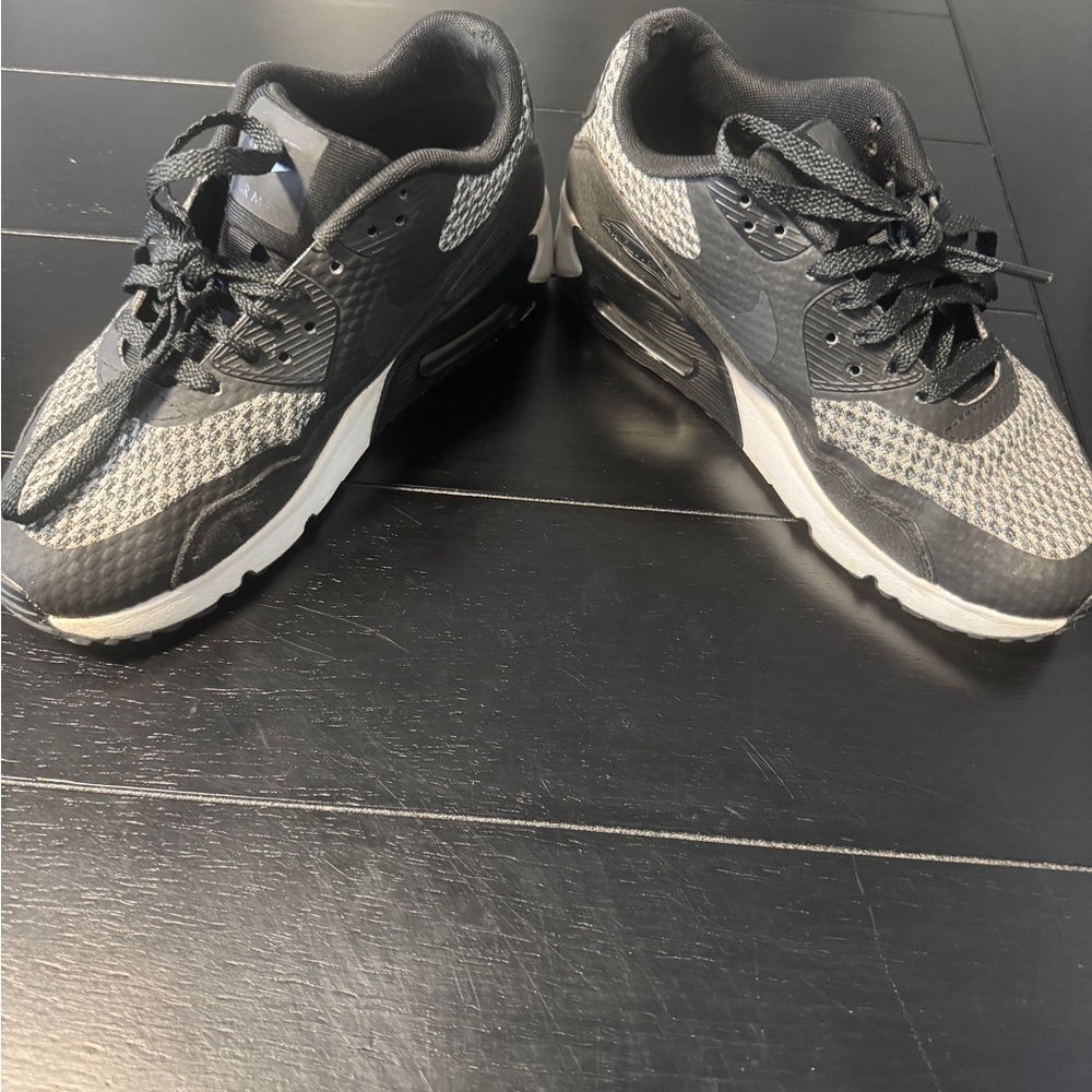 Nike Black and Gray Sneakers size 5 big kids